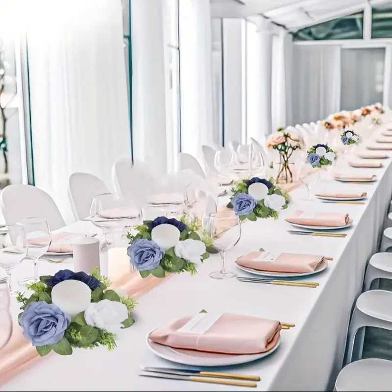 Masa Aranjament elegant de masă pentru nuntă, decorat cu flori și lumânări.